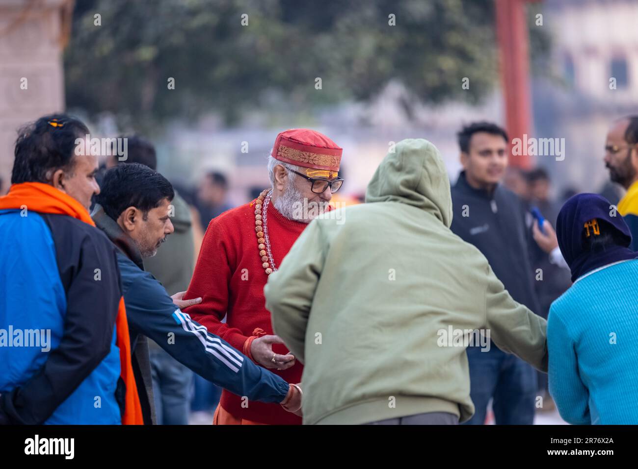 Varanasi, Uttar Pradesh, Indien - März 05 2023: Touristen genießen die Rituale im Assi Ghat in varanasi. Stockfoto