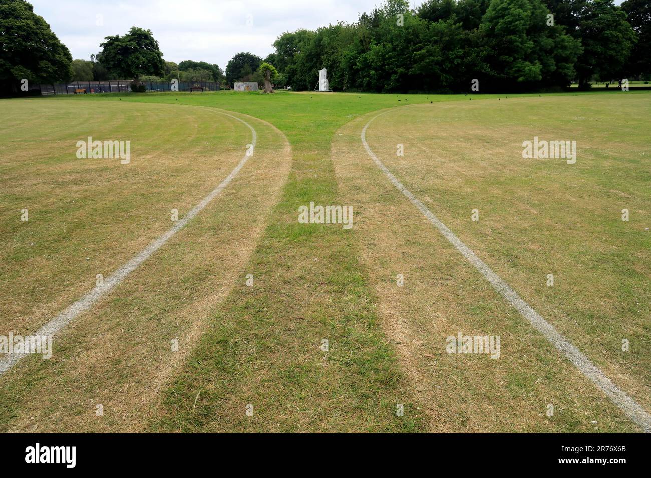 Konvergierende Grenzlinien zwischen zwei Cricketplätzen, was ein Interessantes visuelles Muster ergibt. . Juni 2023. Sommer. Zyl. Stockfoto