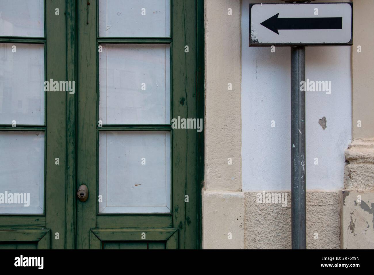 Verkehrsschilder, verschiedene: Blinker, verbotenes Wenden, Arbeiten, Achtung Kinder... In einer portugiesischen Stadt Stockfoto