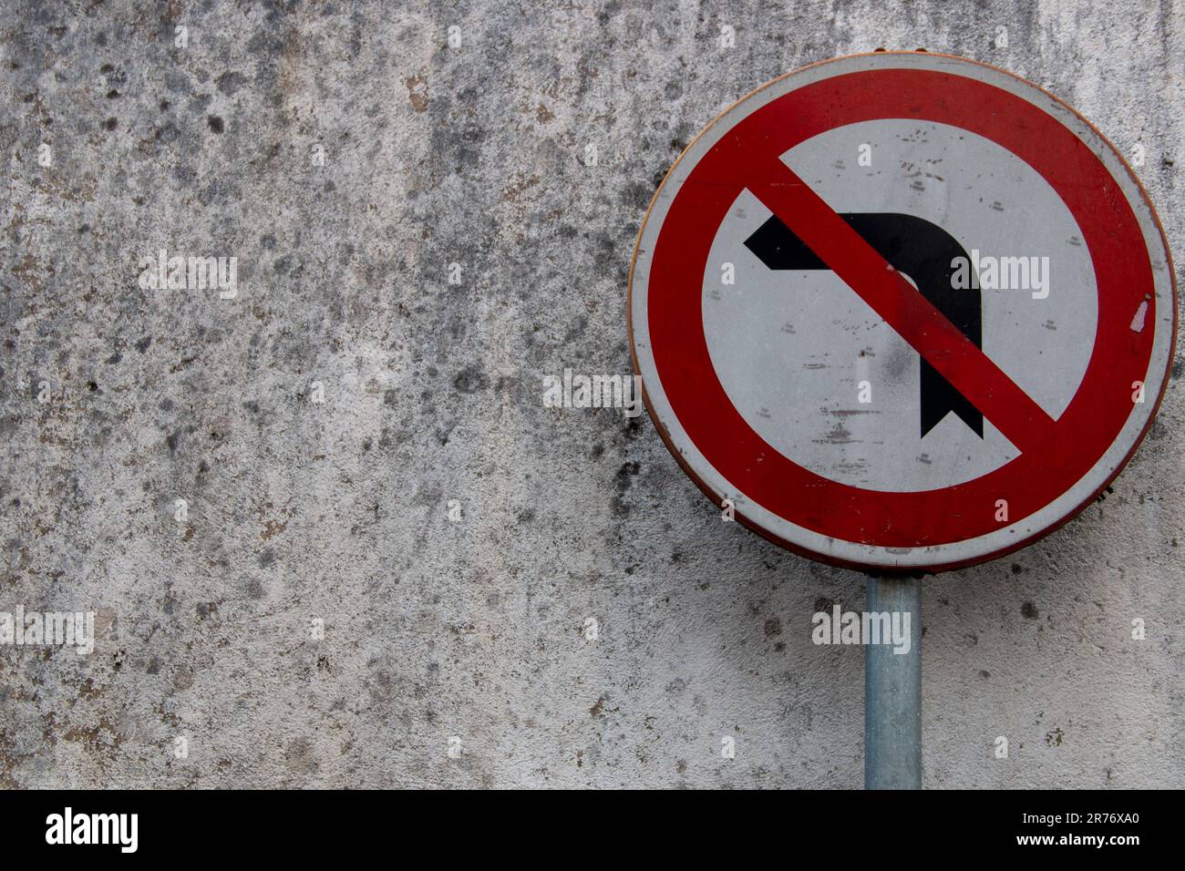 Verkehrsschilder, verschiedene: Blinker, verbotenes Wenden, Arbeiten, Achtung Kinder... In einer portugiesischen Stadt Stockfoto