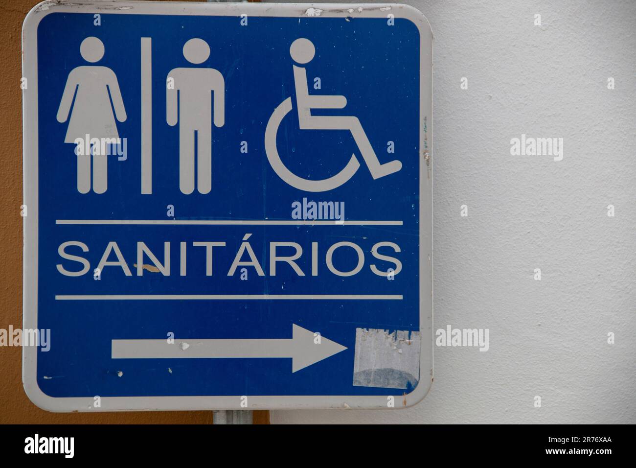 Verkehrsschilder, verschiedene: Blinker, verbotenes Wenden, Arbeiten, Achtung Kinder... In einer portugiesischen Stadt Stockfoto