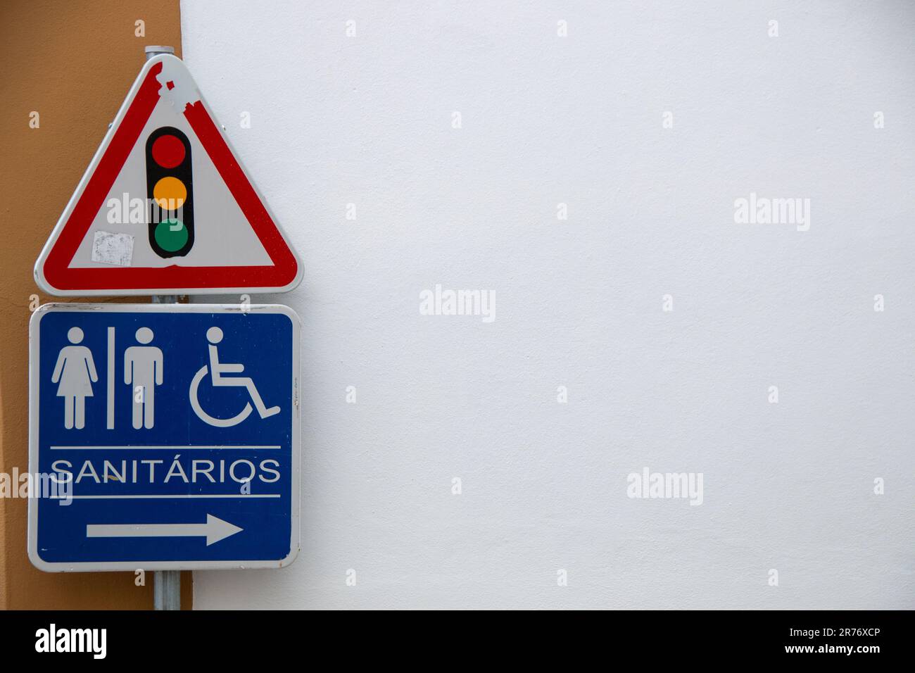 Verkehrsschilder, verschiedene: Blinker, verbotenes Wenden, Arbeiten, Achtung Kinder... In einer portugiesischen Stadt Stockfoto