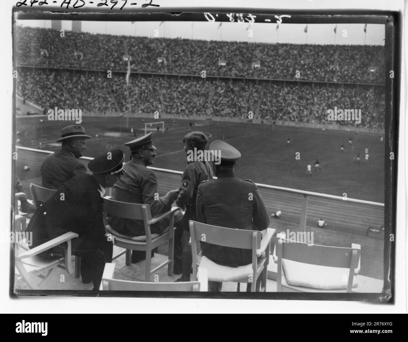 Hitler schaut sich die Olympischen Spiele in Berlin an Stockfoto