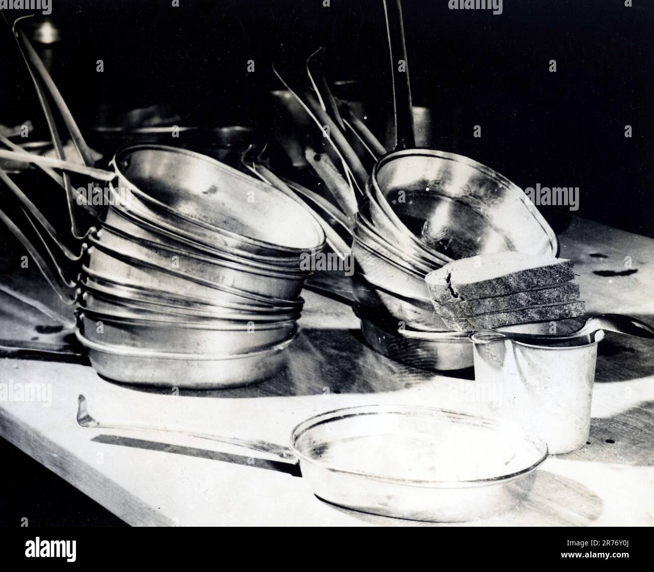 Das Essen wird dem ehemaligen Obersten der Luftwaffe, Hermann Göring, übergeben. Original Caption: „Mittagessen für Göring; im Vordergrund ist Mittagsmahlzeit bereit für den ehemaligen Chef der Luftwaffe. Es besteht aus drei Stücken Braunbrot (ca. 150 Gramm), einer Tasse (und nur einer) Kaffee, ca. 200 Gramm dehydrierten Eiern und einem Gulasch (Eintopf) von ca. 200 Gramm. Die Essensgeräte bestehen aus einem Löffel, einer Kantine ohne Griff und einer GI-Fleischdose. Im Hintergrund stehen die Kasinos für andere Gefangene, die vor dem Internationalen Militärgericht in Nürnberg vor Gericht stehen.“ Fotos r Stockfoto