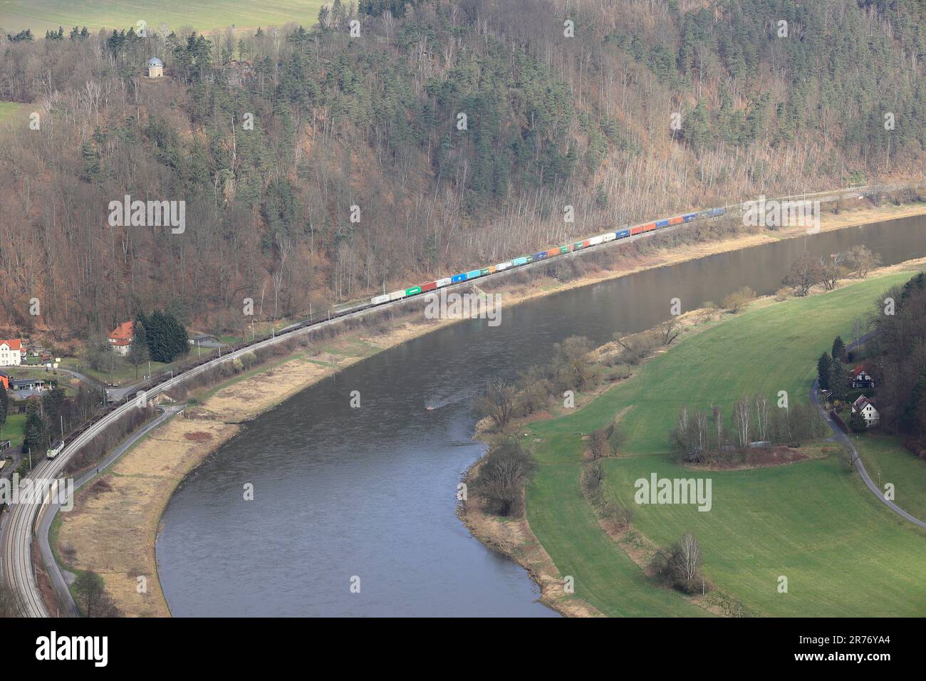 Der Güterzug fährt entlang der Elbe in Richtung Bad Schandau Stockfoto