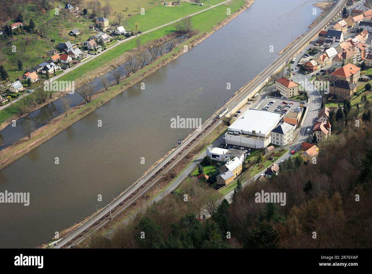 Der Güterzug fährt entlang der Elbe in Richtung Bad Schandau Stockfoto