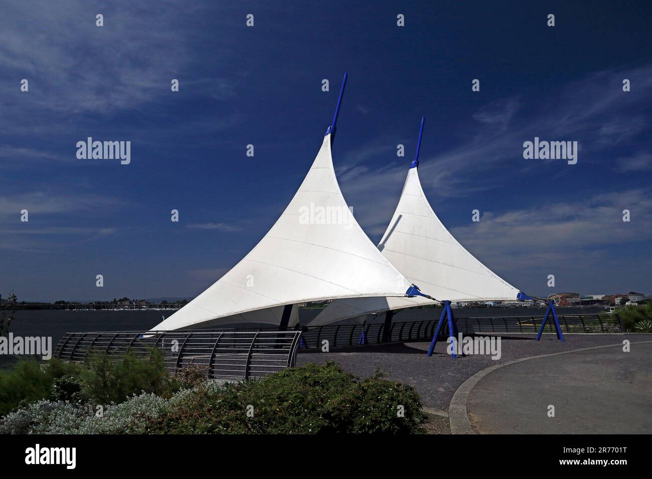 Die Kunstwerke der Sails, Cardiff Bay und Barrage. Juni 2023. Sommer. Stockfoto