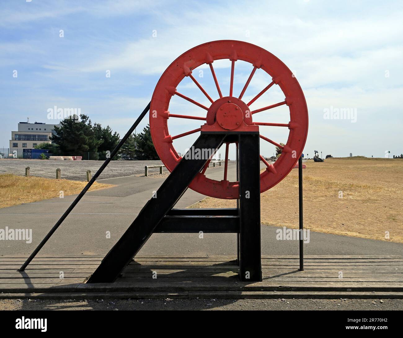 Verkleinerte Reproduktion eines Schwenkwendegetriebes. Skulptur / Installation auf dem Barrage, Cardiff Bay. . Juni 2023. Sommer. Stockfoto