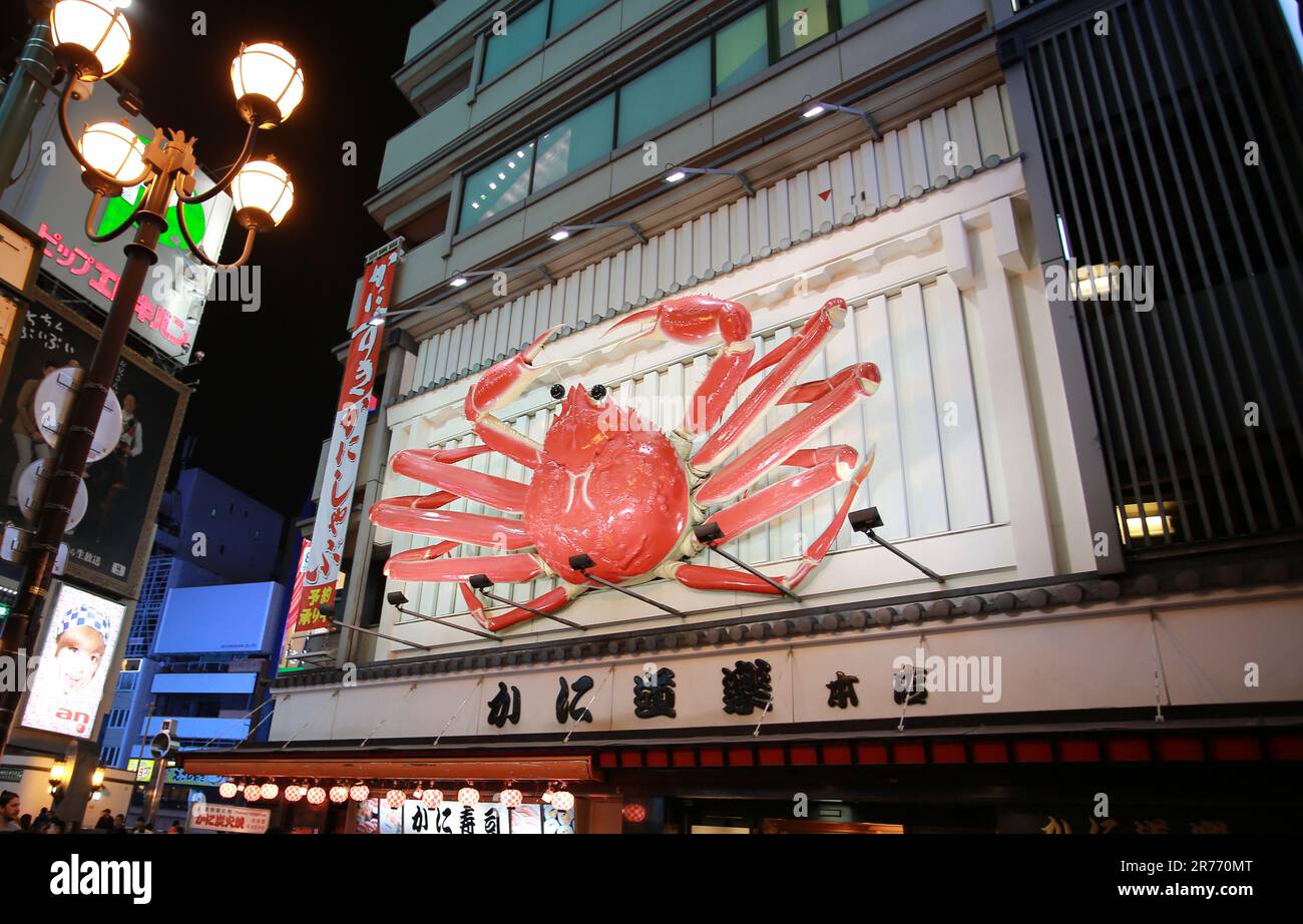 Osaka, Japan - 5 2018. November: Eine große Opilio-Krabbe auf dem Schild des Restaurants in Dotonbori, Osaka. Dotonbori ist eine der berühmten Straßen in Osaka. Stockfoto
