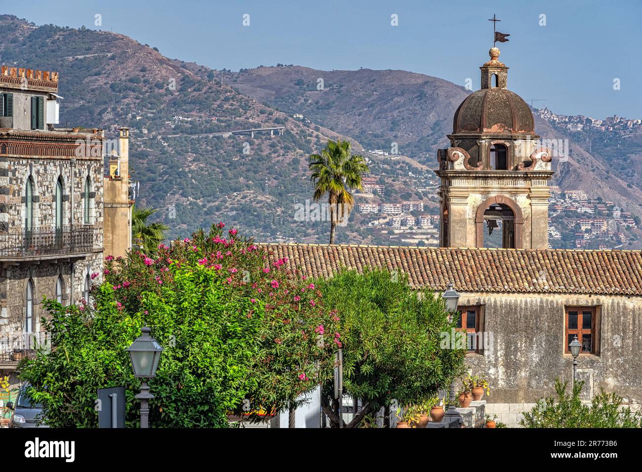 Kirche San Pancrazio, erbaut auf den Ruinen eines griechischen Tempels, bekannt für seinen raffinierten barocken Altar. Taormina, Provinz Messina, Sizilien, Italien, Europa Stockfoto
