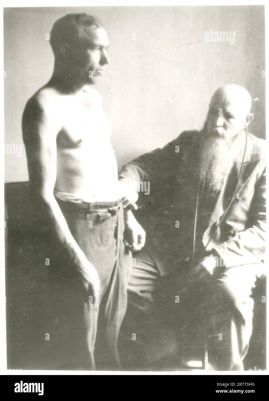 Ein ukrainischer Arzt untersucht einige seiner Landsleute, die sich für die deutsche Militärbehörde in Berditschew gemeldet haben. Fotografien der Propagandaeinheiten der Wehrmacht und der Waffen-SS Stockfoto