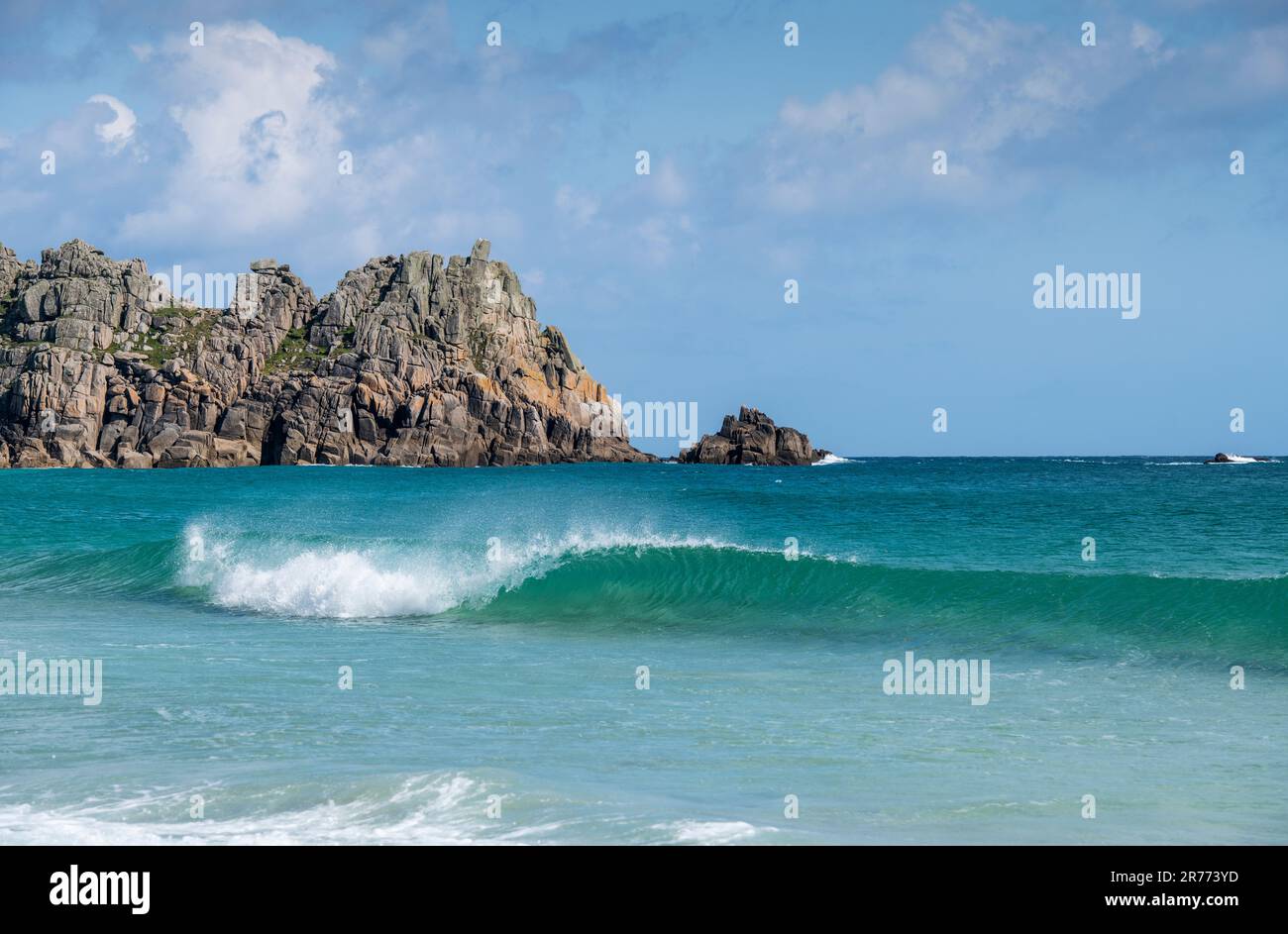 Wellen nähern sich Porthcurno Beach in Cornwall, England, Großbritannien Stockfoto