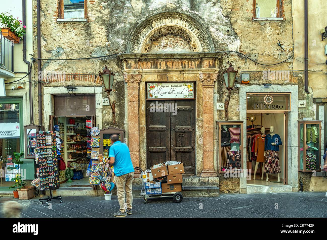 Die Fassade und der Eingang des Pasta-Museums in der ehemaligen Kirche Santa Maria del Piliere im Kurort Taormina. Taormina, Sizilien Stockfoto