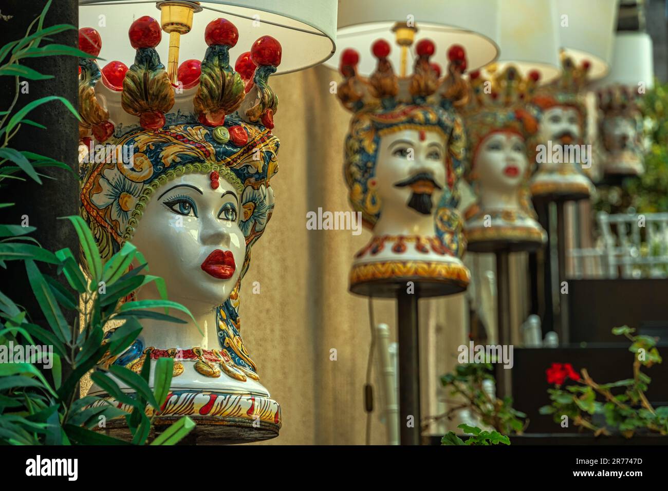 Traditionelle und handgefertigte Keramik in Form von Köpfen und handbemalten Puppen in den Geschäften und auf den Straßen der Touristenstadt Taormina Stockfoto