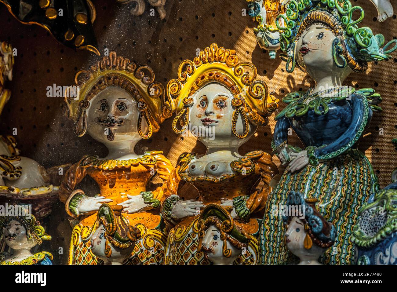 Traditionelle und handgefertigte Keramik in Form von Köpfen und handbemalten Puppen in den Geschäften und auf den Straßen der Touristenstadt Taormina Stockfoto