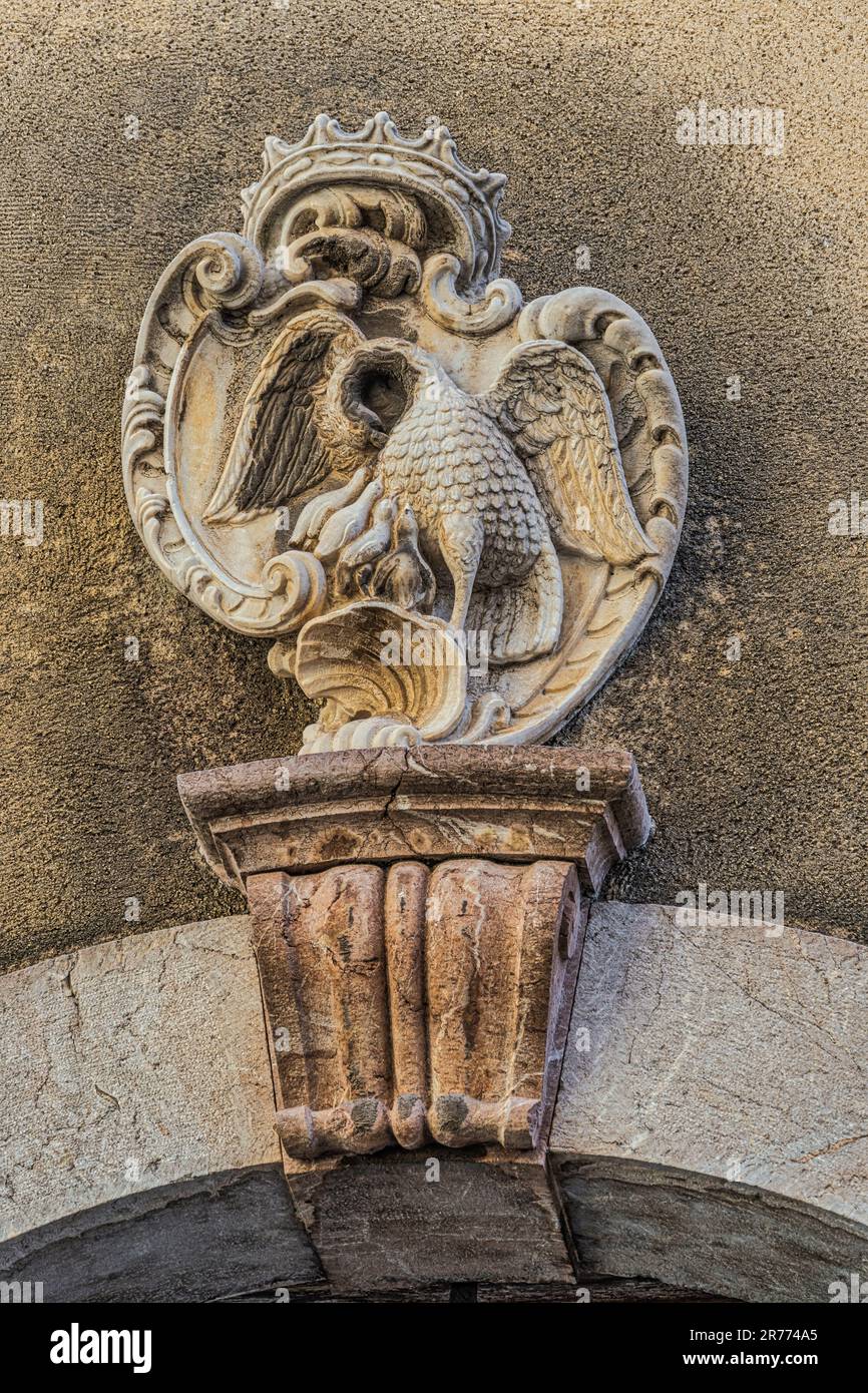 Heraldisches Bas-Relief in der Hauptstraße von Taormina. Taormina, Provinz Messina, Sizilien, Italien, Europa Stockfoto