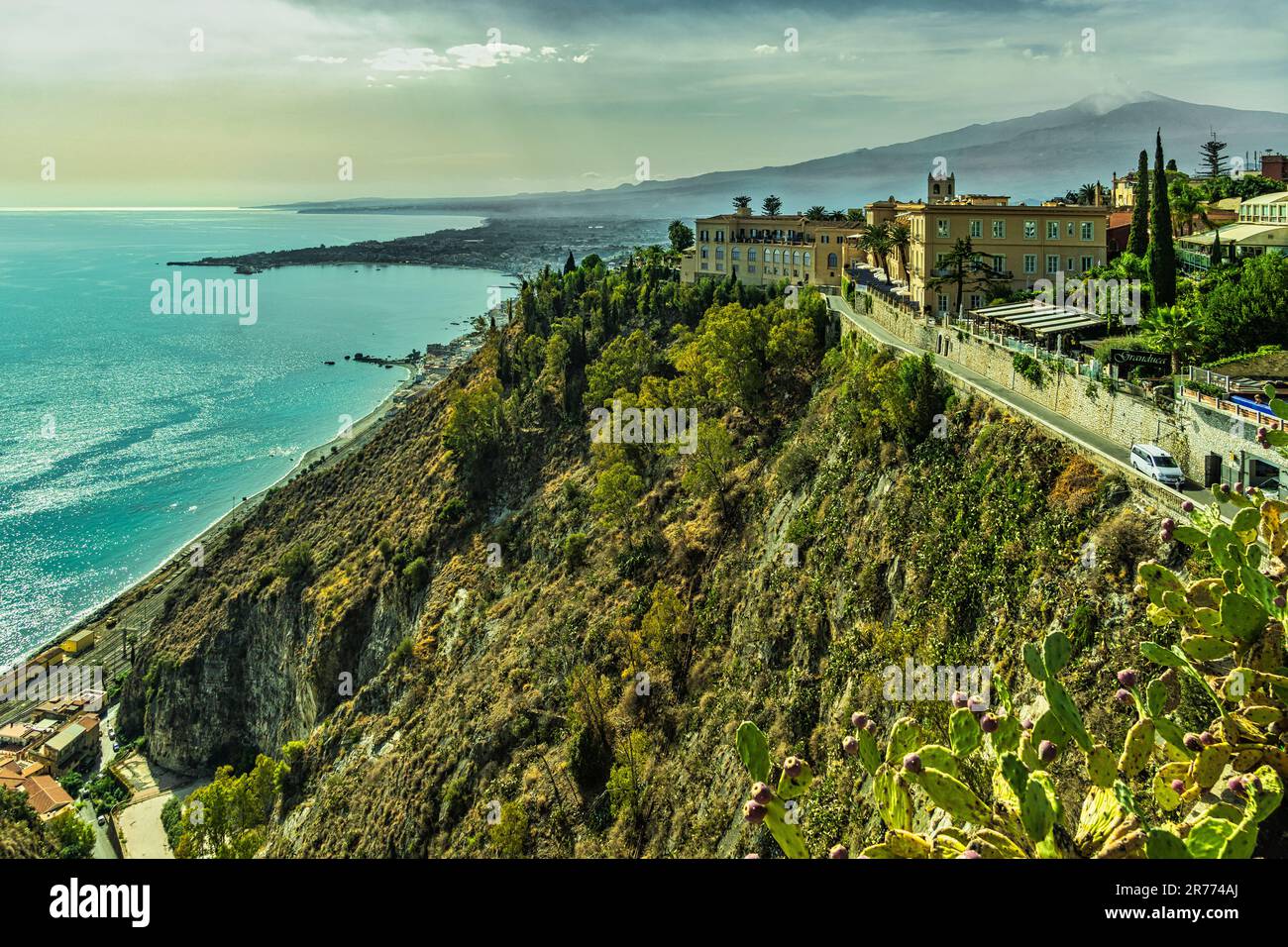 Panorama der Küste von Taormina, im Hintergrund der Vulkan Ätna. Taormina, Provinz Messina, Sizilien, Italien, Europa Stockfoto