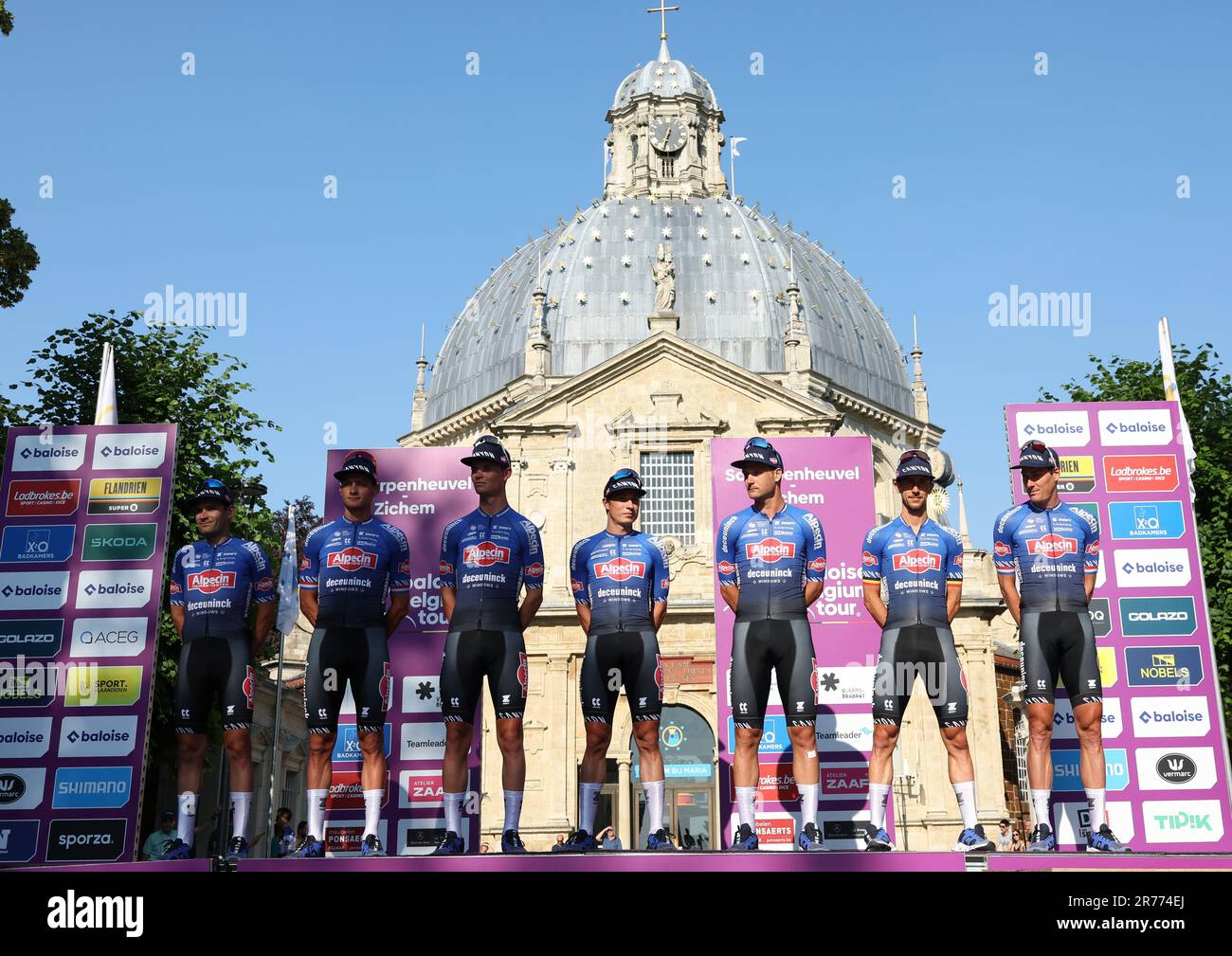 Scherpenheuvel Zichem, Belgien. 13. Juni 2023. Alpecin-Deceuninck-Fahrer wurden auf dem Podium während einer Teampräsentation vor dem Radrennen der Baloise Belgium Tour in Scherpenheuvel-Zichem am Dienstag, den 13. Juni 2023, vorgestellt. BELGA FOTO DAVID PINTENS Kredit: Belga News Agency/Alamy Live News Stockfoto