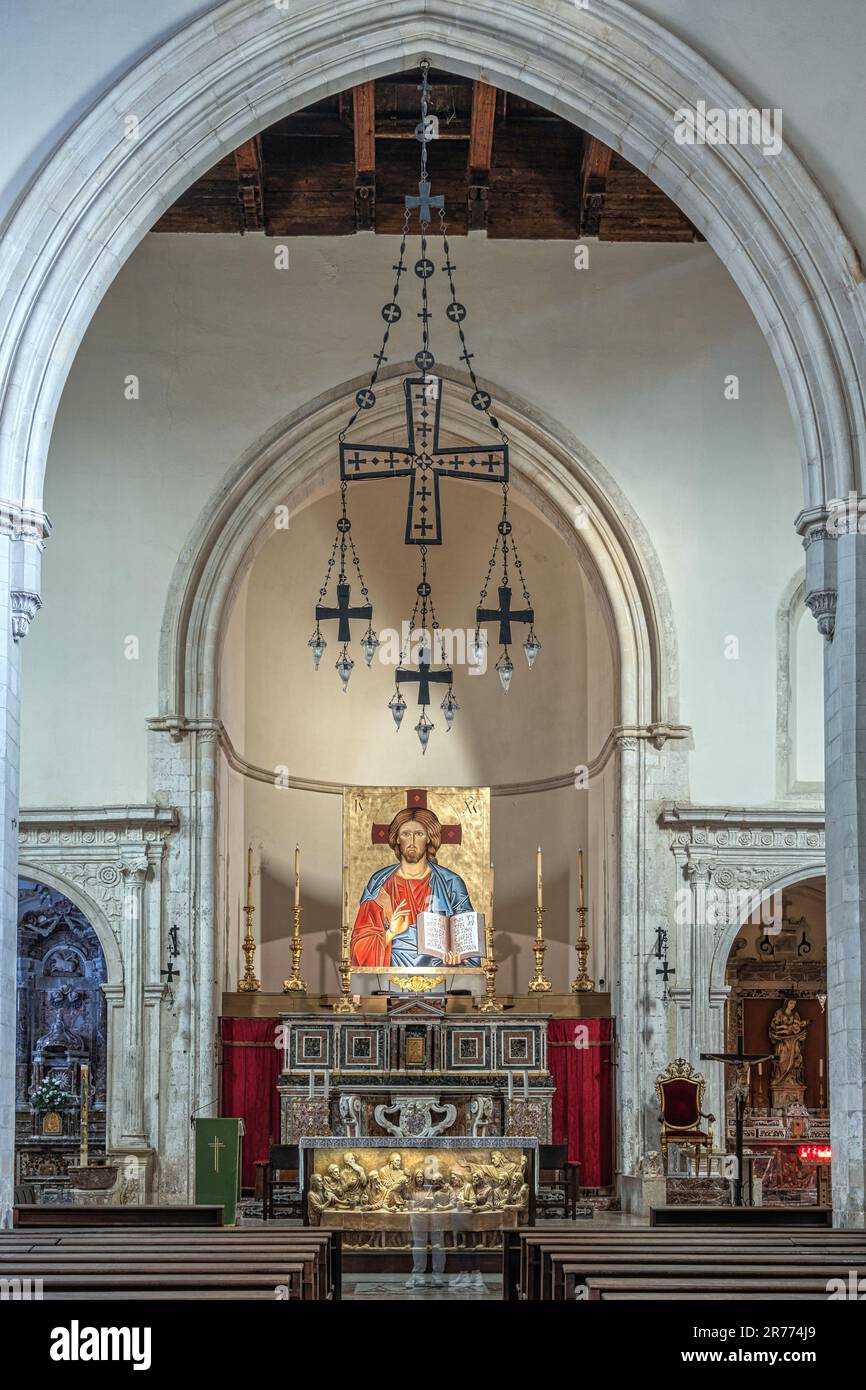 Der Hauptaltar und der Quer der Kathedrale von San Nicolò di Bari in Taormina. Taormina, Provinz Messina, Sizilien, Italien, Europa Stockfoto