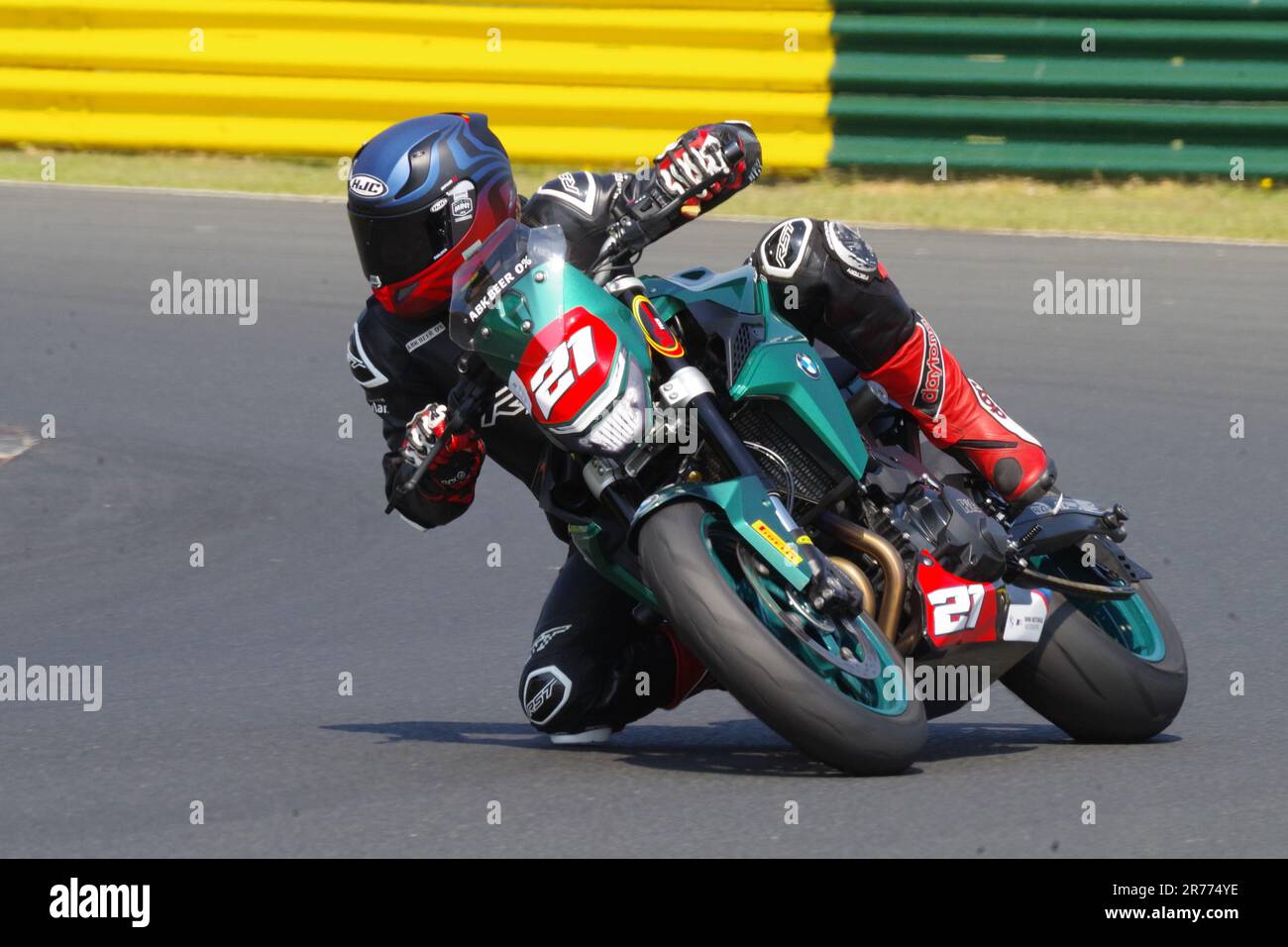 Croft Circuit, 10. Juni 2023. James Lee fährt mit einem BMW 895 in einem No Limits Streetbike Cup-Rennen auf dem Croft Circuit. Das Ist Colin Edwards. Stockfoto