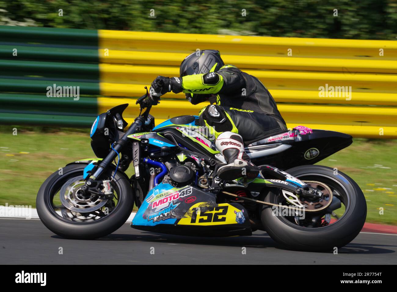 Croft Circuit, 10. Juni 2023. Jason Allen reitet auf dem Croft Circuit mit einem Triumph 765 in einem No Limits Streetbike Cup-Rennen. Das Ist Colin Edwards. Stockfoto