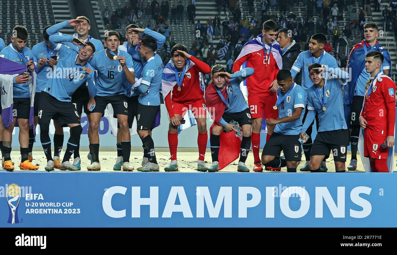 Die Spieler der Nationalmannschaft Uruguays feiern mit Medaillen während der Preisverleihung, nachdem sie Italien 1-0 besiegt haben, und werden Champion beim Fußballfinalspiel der FIFA U-20-Weltmeisterschaft Argentinien 2023 im Stadion Diego Armando Maradona in La Plata, Argentinien, am 11. Juni 2023. Stockfoto