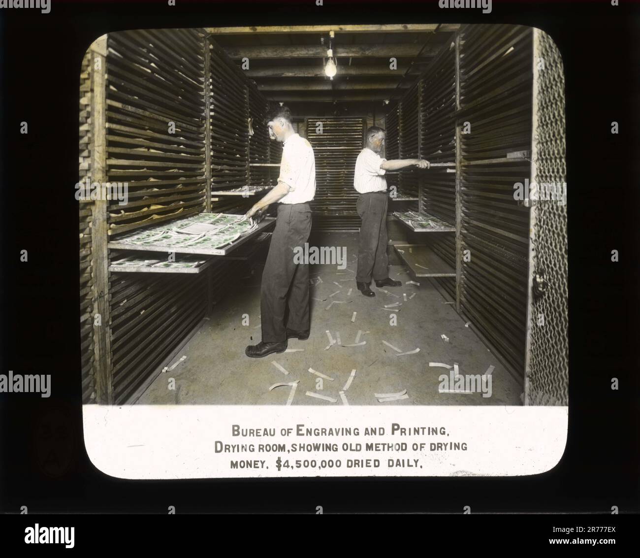 Das Foto zeigt die alte Methode zum Trocknen von Geld. Büro für Gravierungs- und Drucktätigkeiten. Finanzministerium Stockfoto