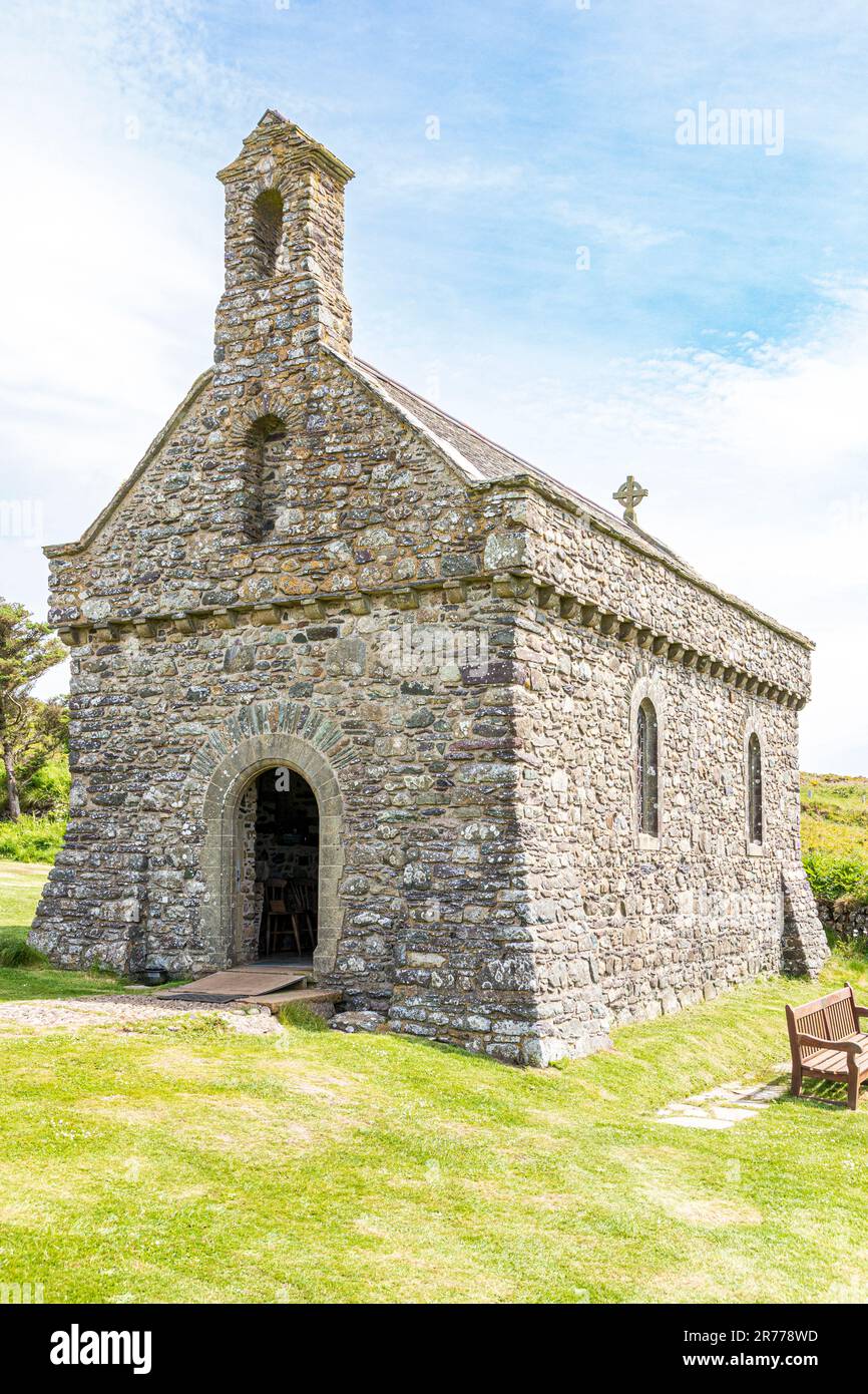 Die kleine Chapel of Our Lady and St Non (erbaut 1934) in St Non's Bay auf der Halbinsel St. David's im Pembrokeshire Coast National Park, Wales, Großbritannien Stockfoto