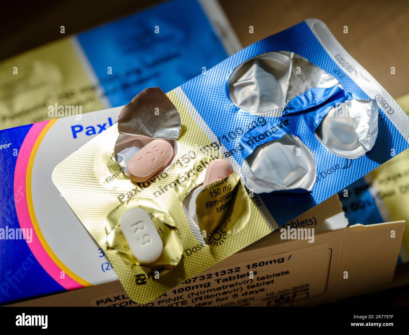 Eine antivirale Plaxovid-Tablette mit einer Einzeldosis von drei Tabletten, hergestellt aus Pfizer - zur Behandlung von Covid 19. Nirmatrelvir und Ritonavir zweimal täglich Stockfoto