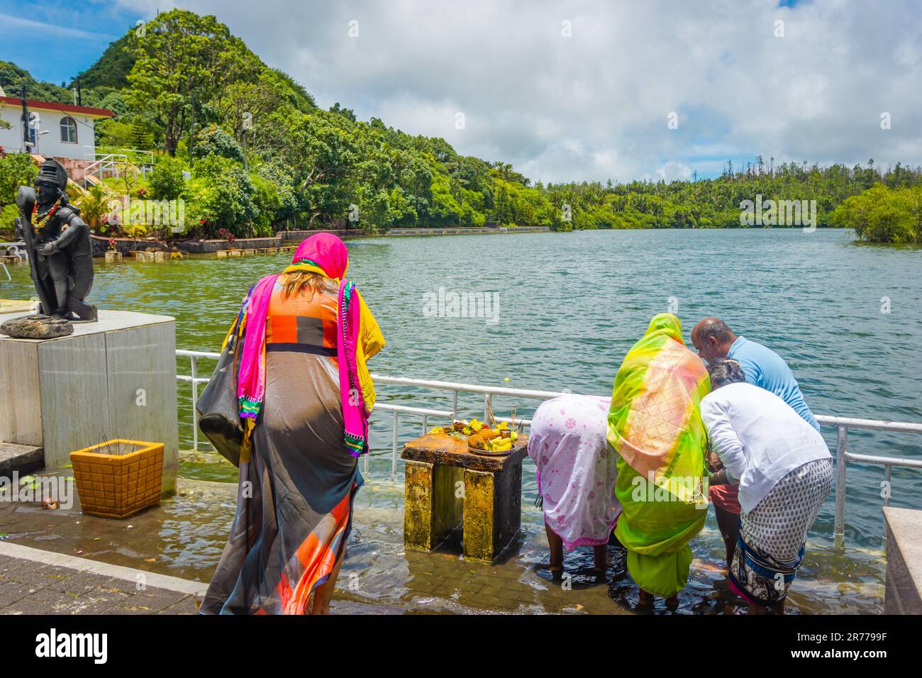 Mauritius, Januar 2020 - Frau in Sari und andere Hindu-Anhänger, die Opfer am heiligen See von Grand Bassin, auch bekannt als Ganga Talao Stockfoto