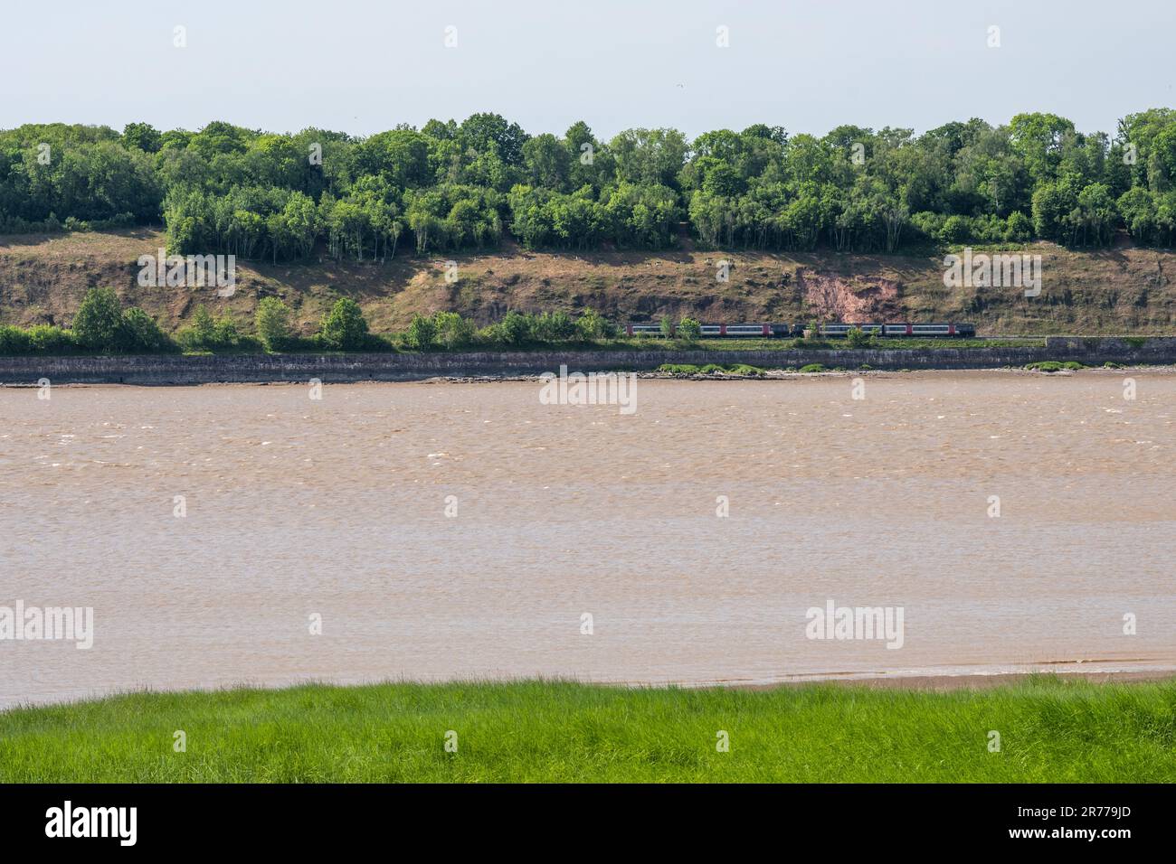 Neben der Severn Estuary verkehrt ein Severn-Personenzug auf der Gloucester-Newport-Linie in der Nähe von Lydney in Gloucestershire. Stockfoto