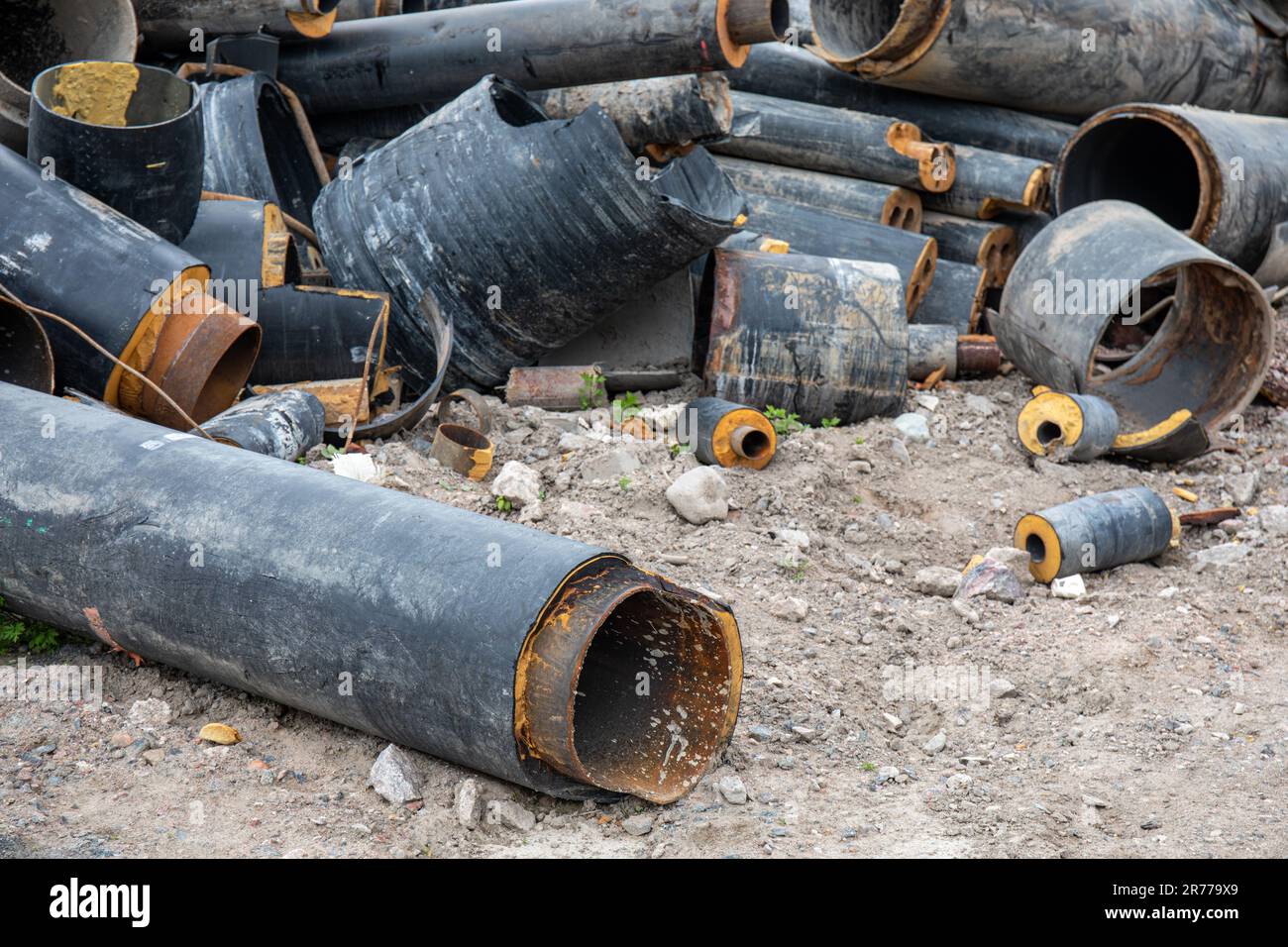 Auf dem Boden am Altmetallsammelstandort im Bezirk Kyläsaari in Helsinki, Finnland, isolierte Fernwärmeleitungen verwendet Stockfoto