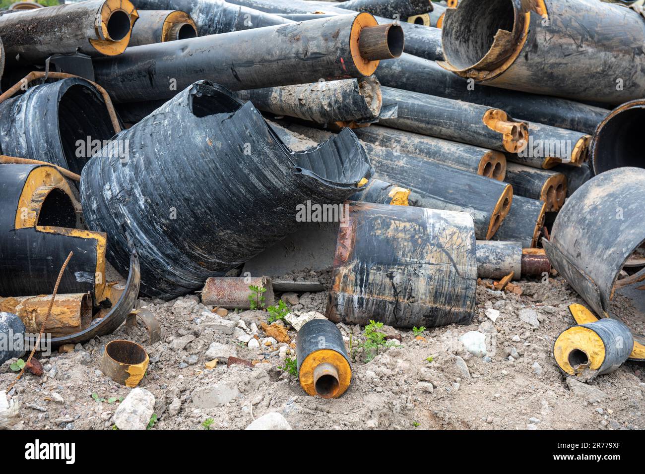 Recycelbare Materialien. Verwendung isolierter Fernwärmeleitungen am Altmetallsammelstandort im Bezirk Kyläsaari in Helsinki, Finnland. Stockfoto