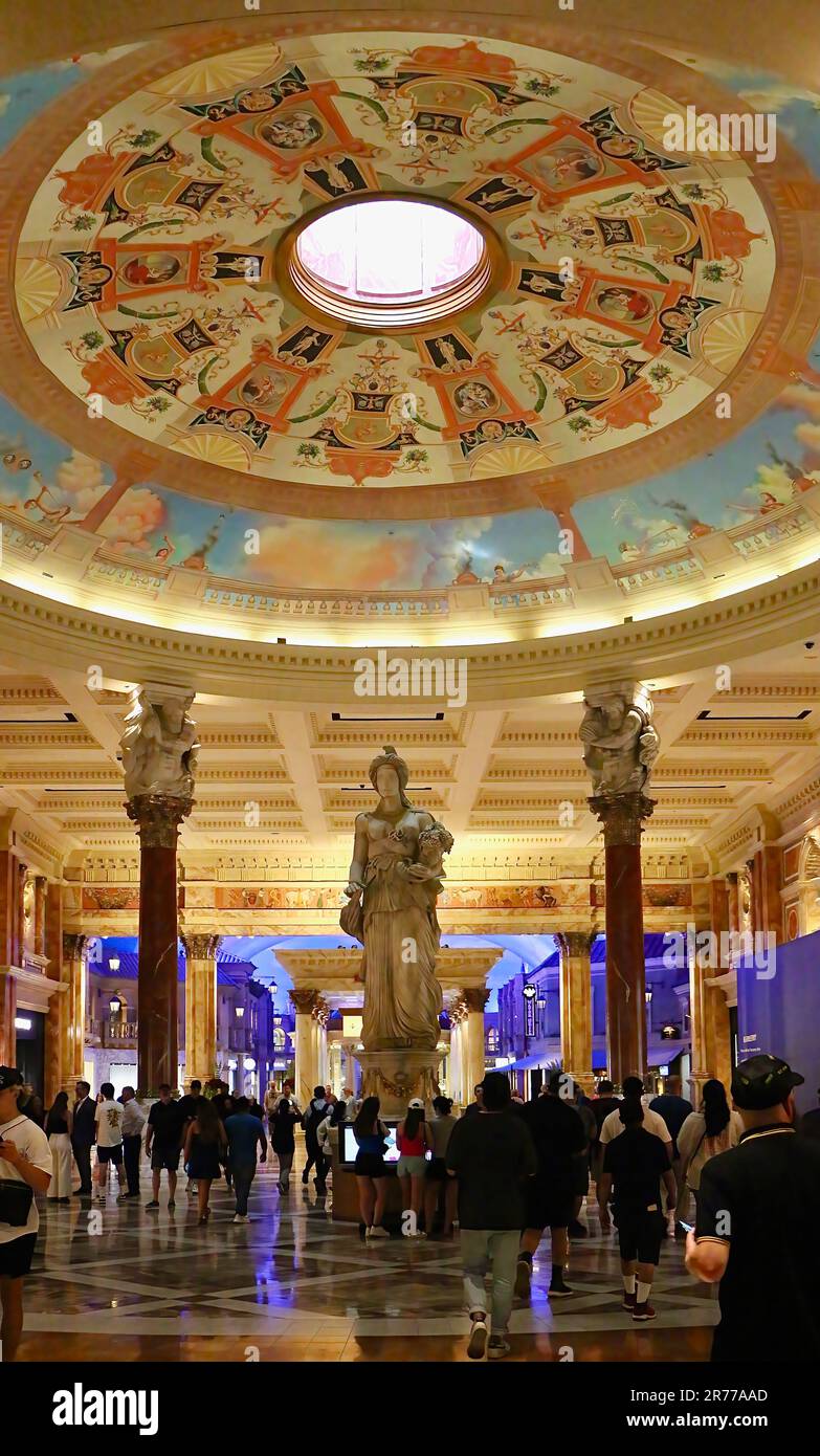 Das Einkaufszentrum Caesars Forum Shops mit der Statue der Göttin Fortuna Las Vegas Nevada USA Stockfoto