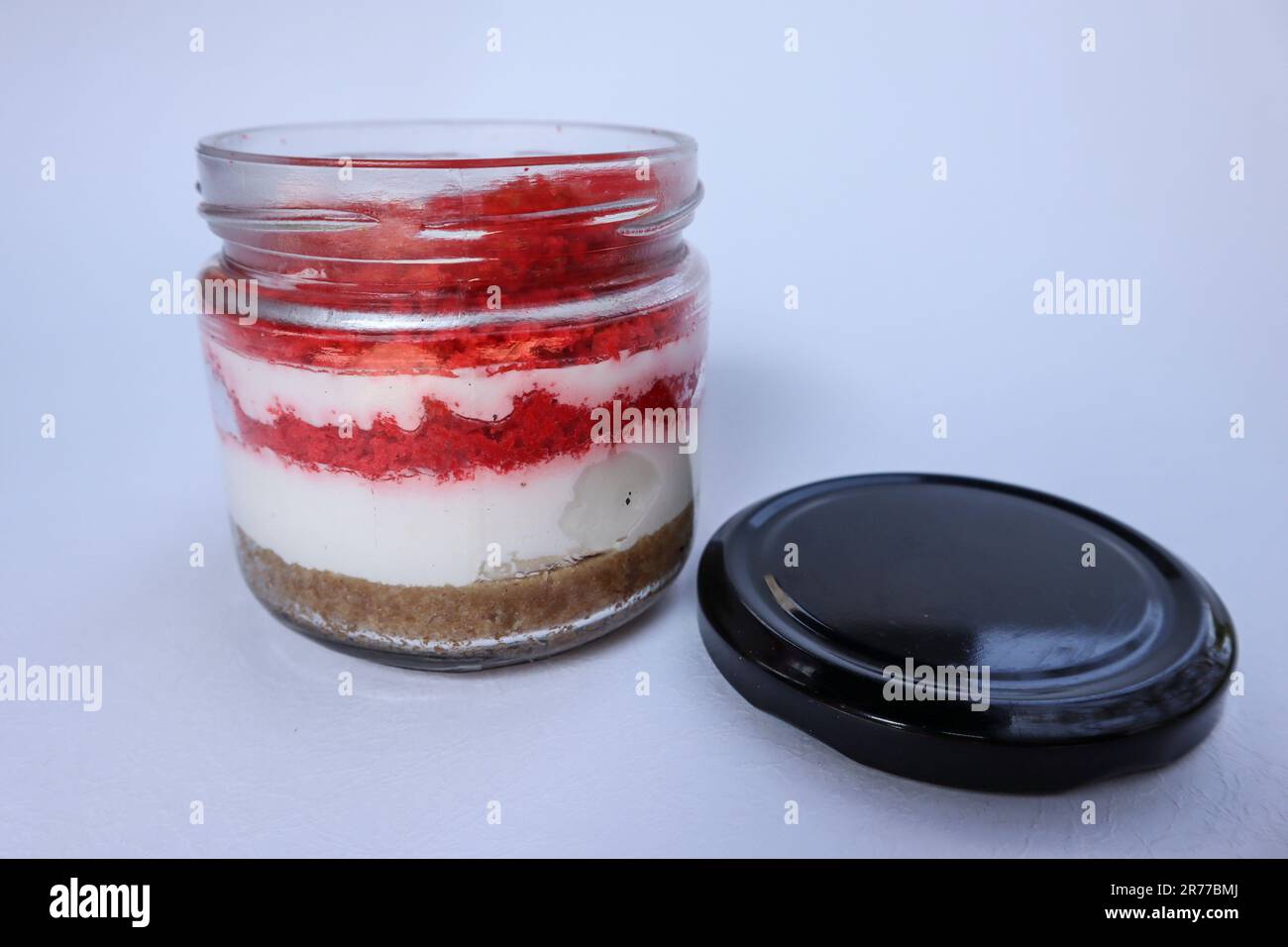 Köstlicher roter Samtkuchen mit offenem Deckel auf weißem Hintergrund Stockfoto