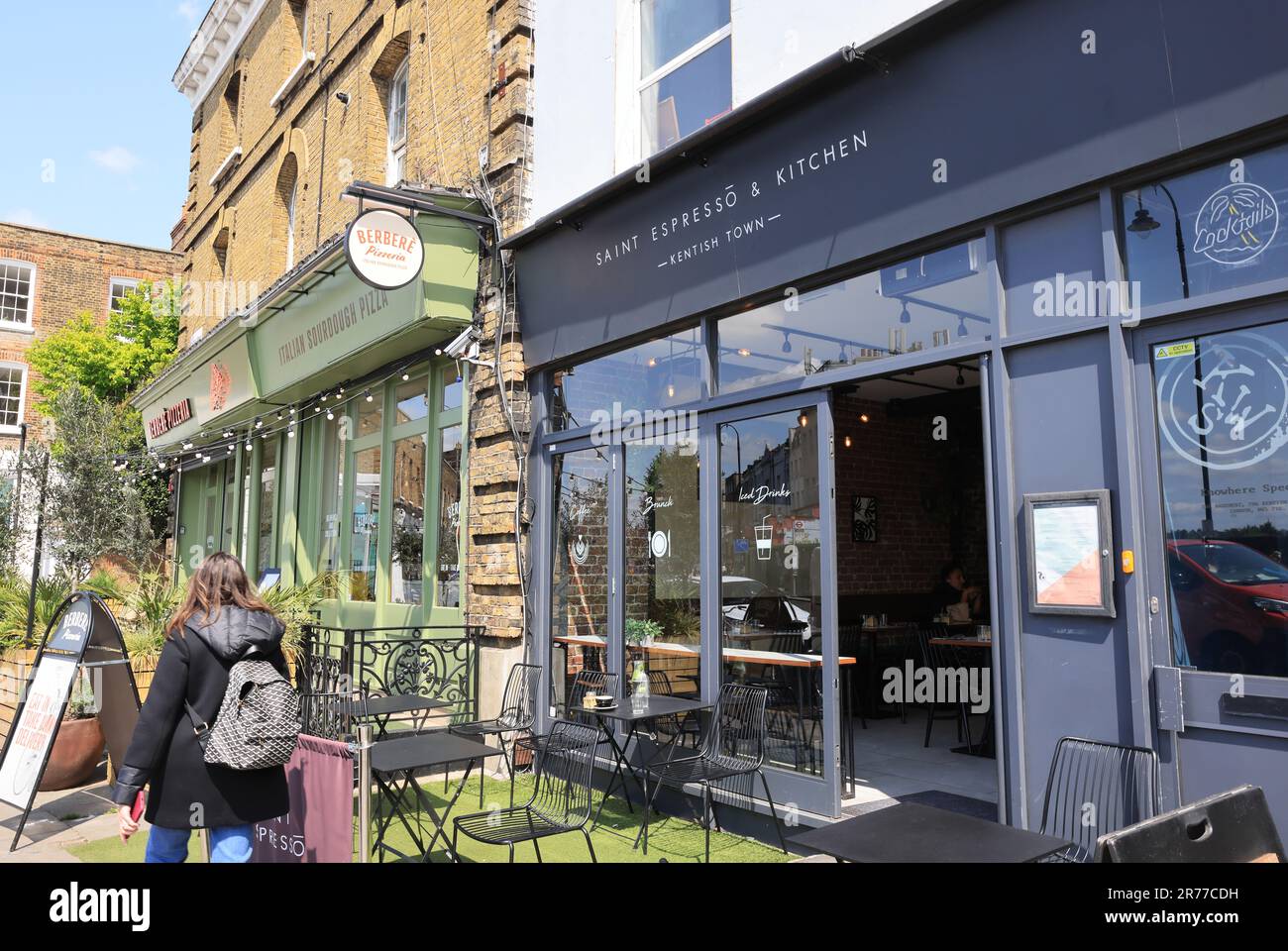 Cafés, Bars und Geschäfte auf der Kentish Town Road im Norden Londons, Großbritannien Stockfoto