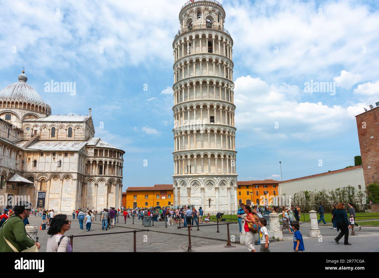 Pisa Italien - 24 2011. April; Leitartikel-Touristen auf Platz um den berühmten Schiefen Turm von Pisa neben der Kathedrale von Pisa. Stockfoto