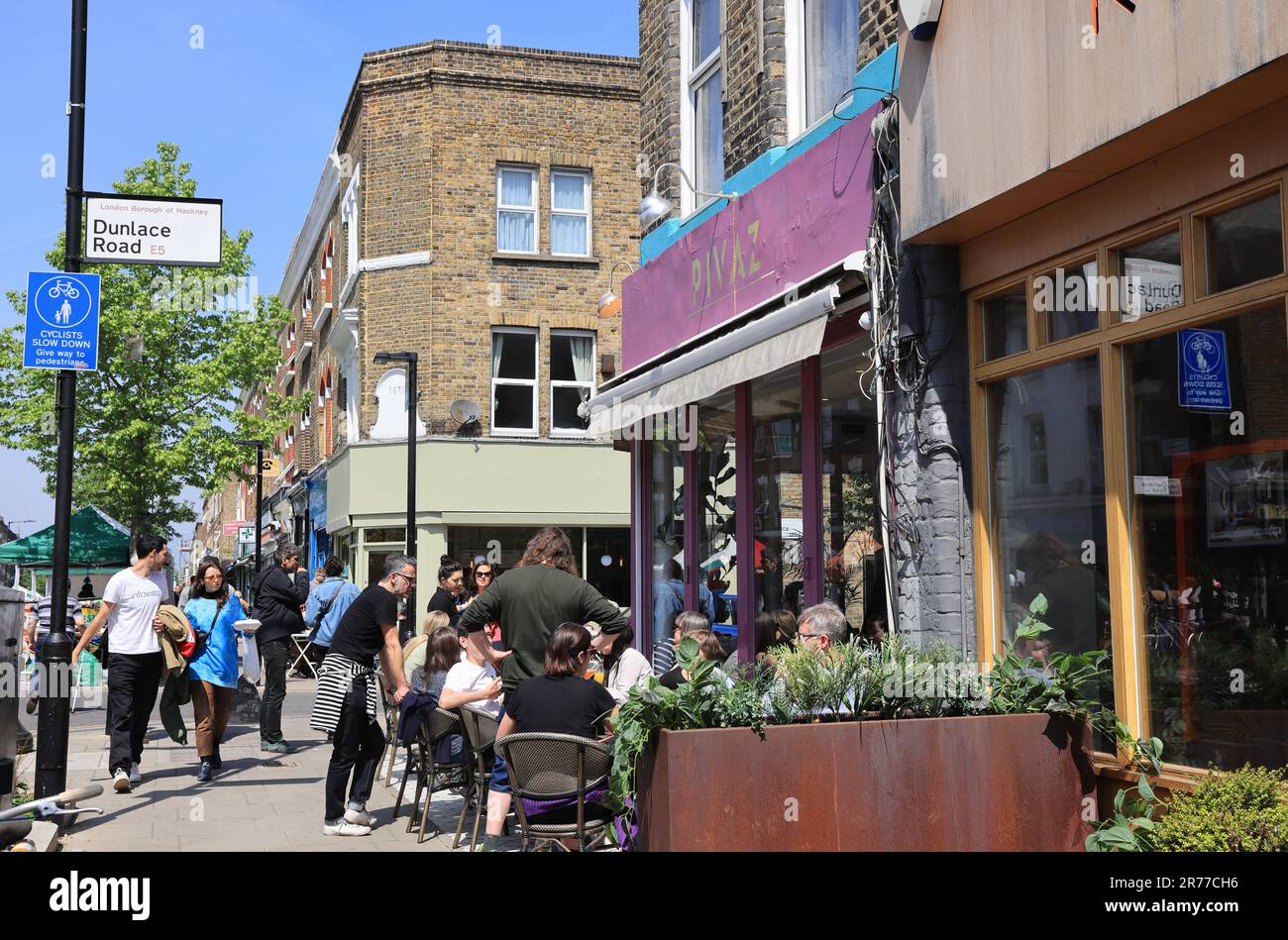 Clapton wird gerade genetisiert, wie hier auf der Chatsworth Road mit einem lebhaften Café und Kaffeekultur, Indie-Shops und einem Sonntagsmarkt im Osten Londons, Großbritannien Stockfoto