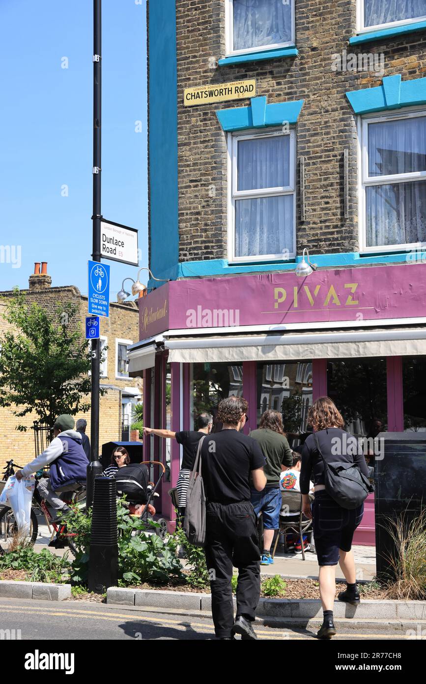 Clapton wird gerade genetisiert, wie hier auf der Chatsworth Road mit einem lebhaften Café und Kaffeekultur, Indie-Shops und einem Sonntagsmarkt im Osten Londons, Großbritannien Stockfoto