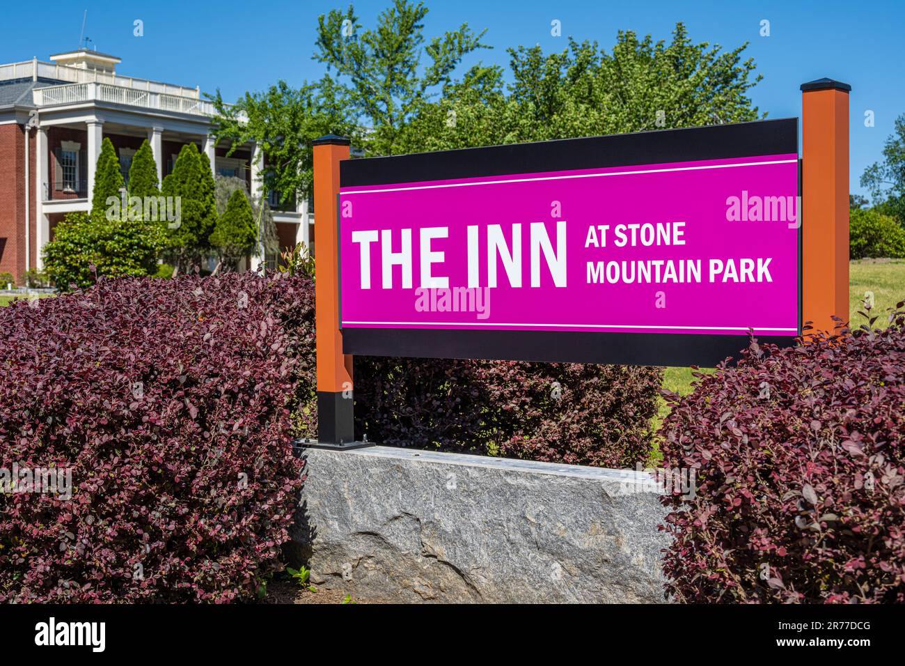 The Inn at Stone Mountain Park, gegenüber vom Confederate Memorial Carving, in Atlanta, Georgia. (USA) Stockfoto