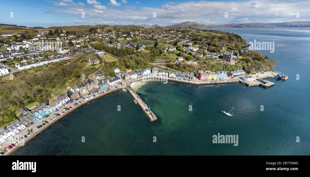 Panoramablick aus der Vogelperspektive auf das Dorf Tobermory, ein malerisches Dorf auf der Isle of Mull, Schottland, Großbritannien Stockfoto