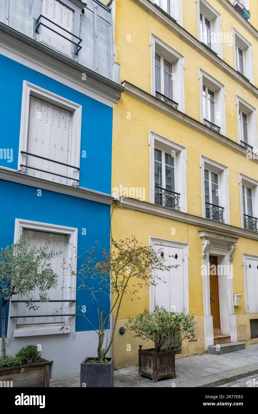 Paris, bunte Häuser rue Cremieux, typische Straße im 12e Arrondissement