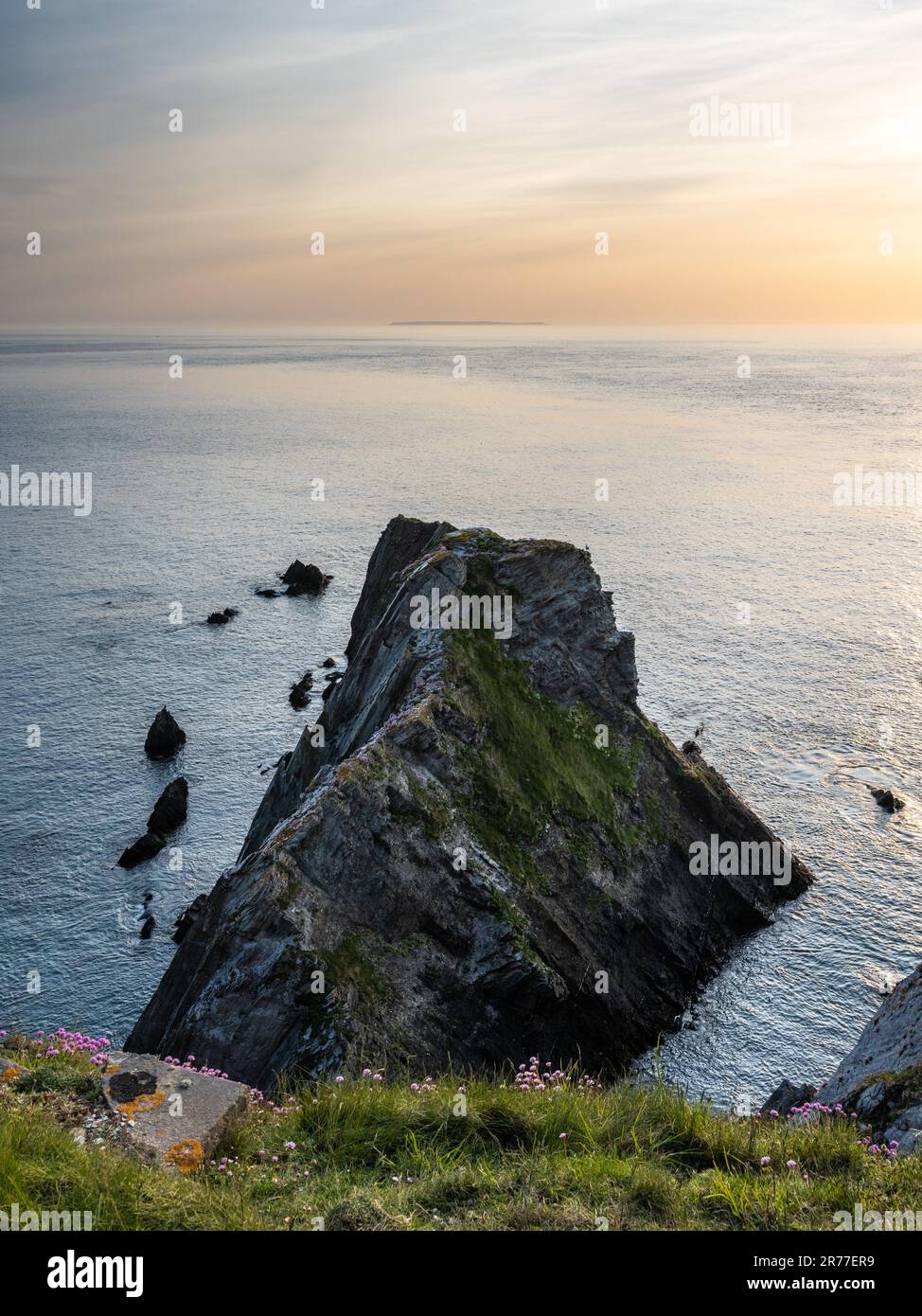 Die Sonne untergeht über Lundy Island im Bristol Channel am Bull Point an der Küste von North Devon.clif Stockfoto