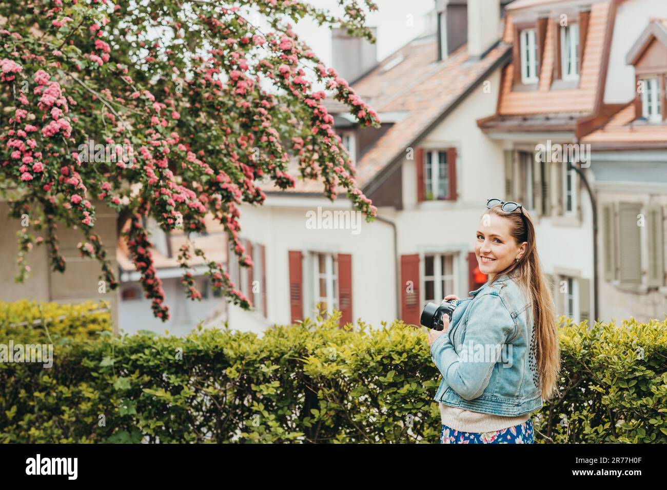 Junge schöne Frau genießt den Frühling in der Stadt, Modemädchen trägt Jeansjacke. Bild aufgenommen in Lausanne, Schweiz Stockfoto