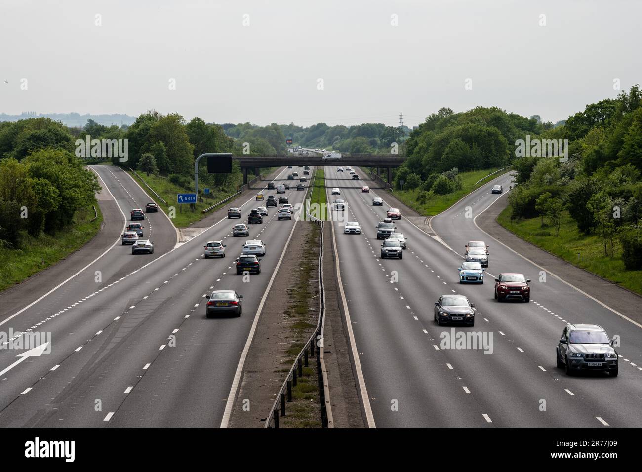 Der Verkehr fließt auf der Autobahn M5 an der Anschlussstelle 13 in der Nähe von Stroud in Gloucestershire. Stockfoto