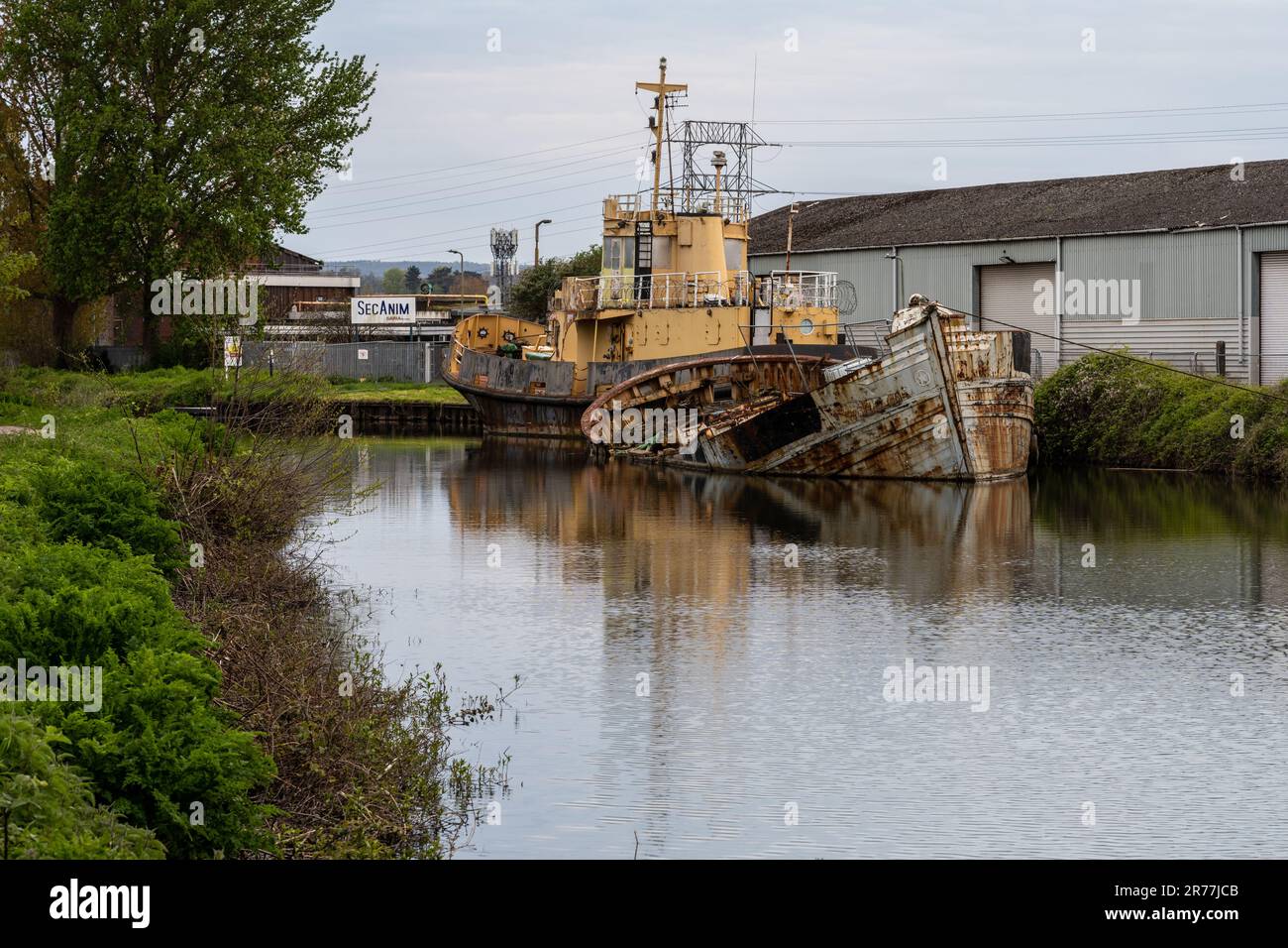Verfallene und verfallene Stiefel liegen neben einem Industriegebiet auf dem Exeter-Schiffskanal in Devon. Stockfoto