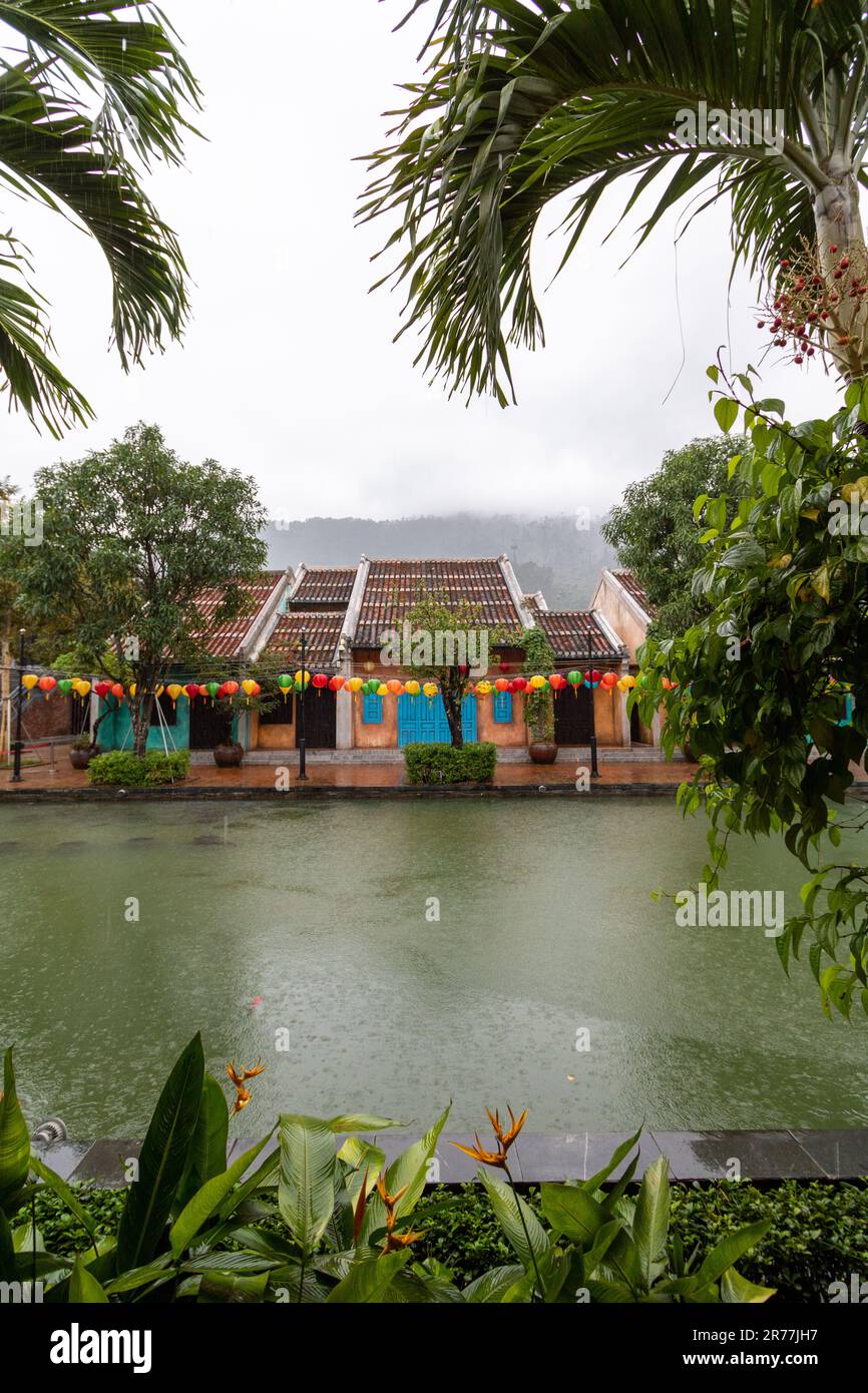 Authentische Dorfnachbildung in Da Nang. BA Na Hills im Hintergrund. Vietnam Stockfoto