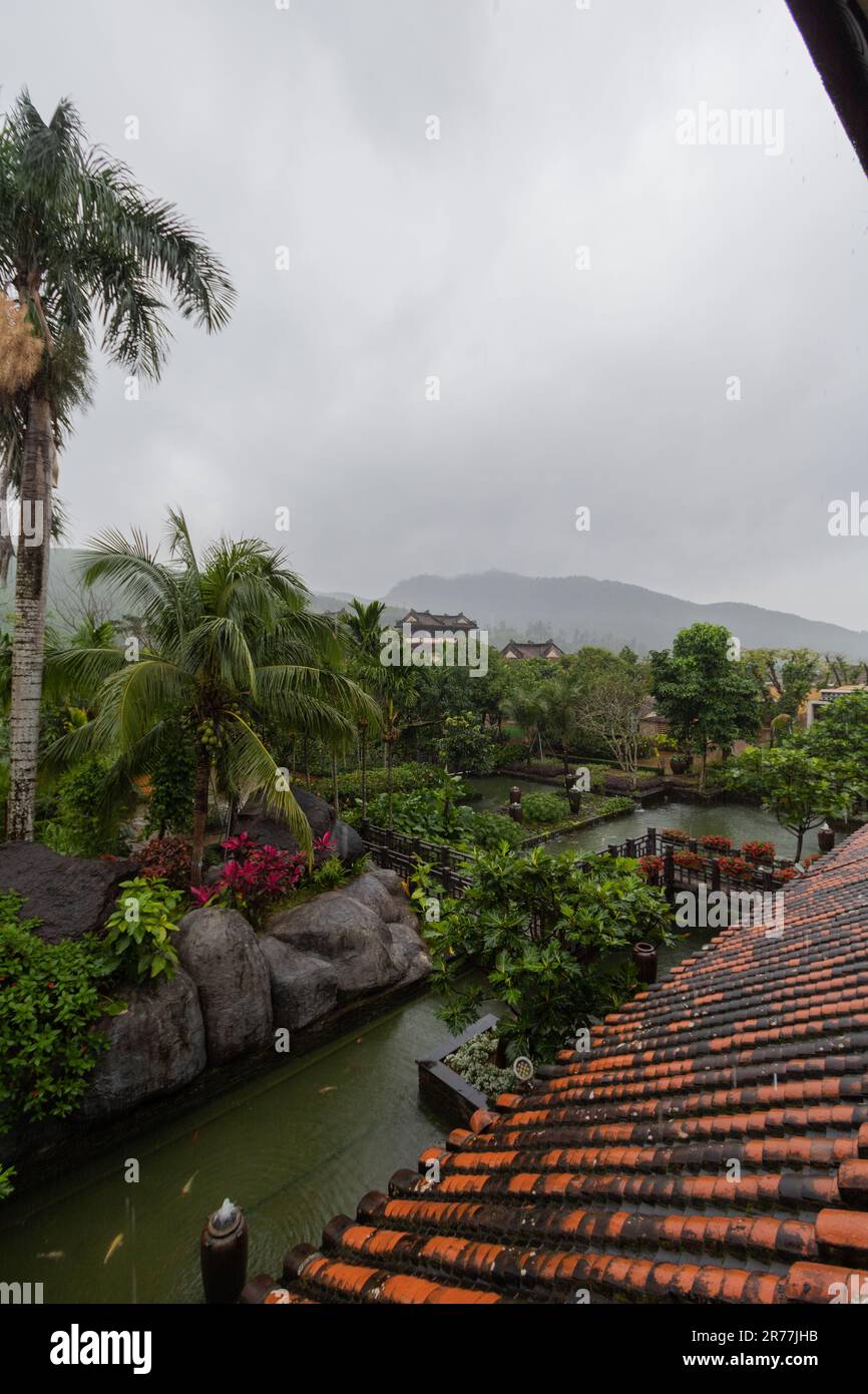 Authentische Dorfnachbildung in Da Nang. BA Na Hills im Hintergrund. Vietnam Stockfoto