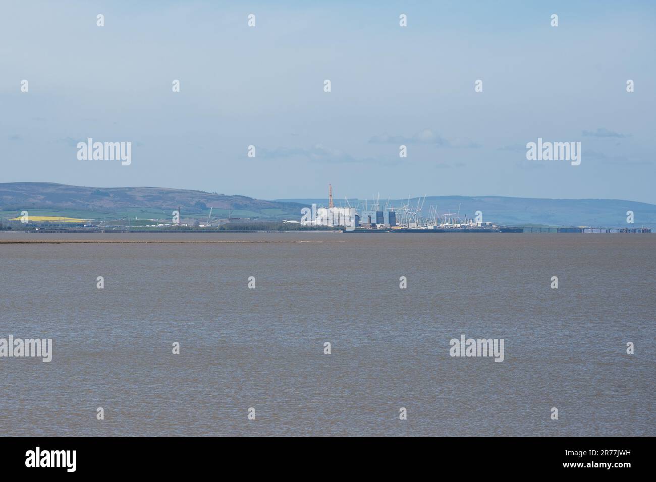 Eine Gruppe von Turmkränen markiert den Bau des Kernkraftwerks Hinkley Point C an der Küste von West Somerset mit den Quantocks und Bren Stockfoto