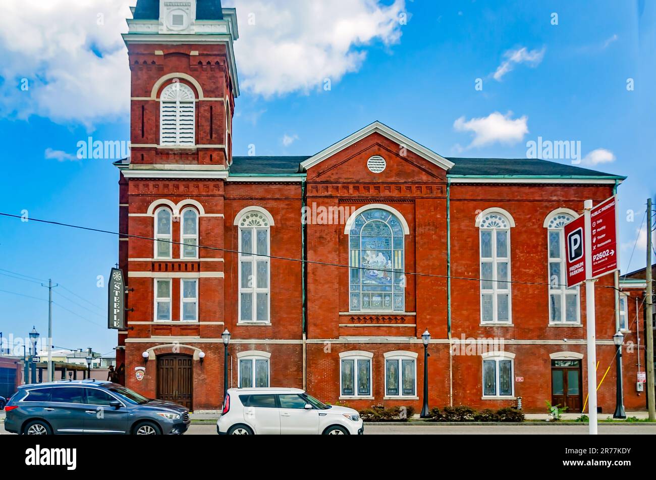 Der Kirchturm, früher St. Francis Street United Methodist Church, abgebildet am 11. Juni 2023 in Mobile, Alabama. Stockfoto